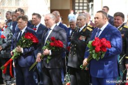 Ленфильмовцам и мужеству ленинградцев