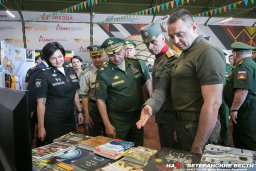 С. Шойгу посетил экспозицию в Доме дружбы