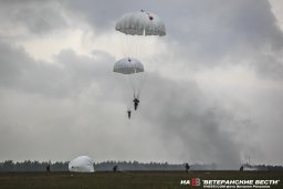 Находчивый десантник спас товарища... в небе