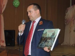 Член Совета поздравил выпускников школы