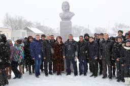 В Шумейке установили бюст Петра Великого