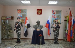 Бюст Героя  Советского Союза полковника Попова Константина Ильича в музее боевой славы школы №1024 в Новокосино