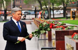 Б.Громов поздравил ветеранов с Днем Победы