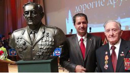 Египетский скульптор Усама Эль-Серуи , награжденный Медалью Пушкина, изваял бронзовый бюст Героя Советского Союза полковника К.И