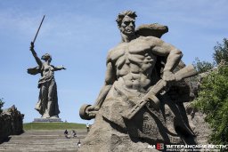 "В легендах прославленный город-солдат"